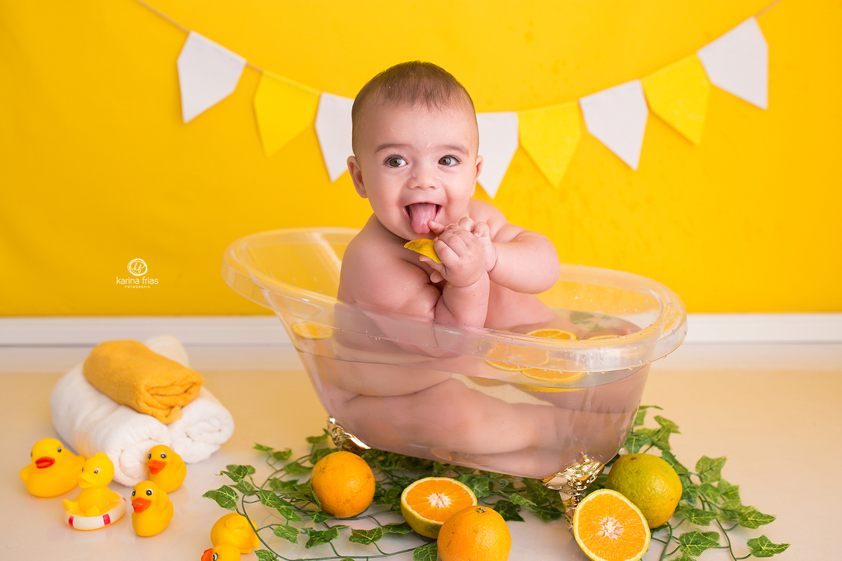 o menino esta dentro da banheira para as fotos do acompanhamento mensal