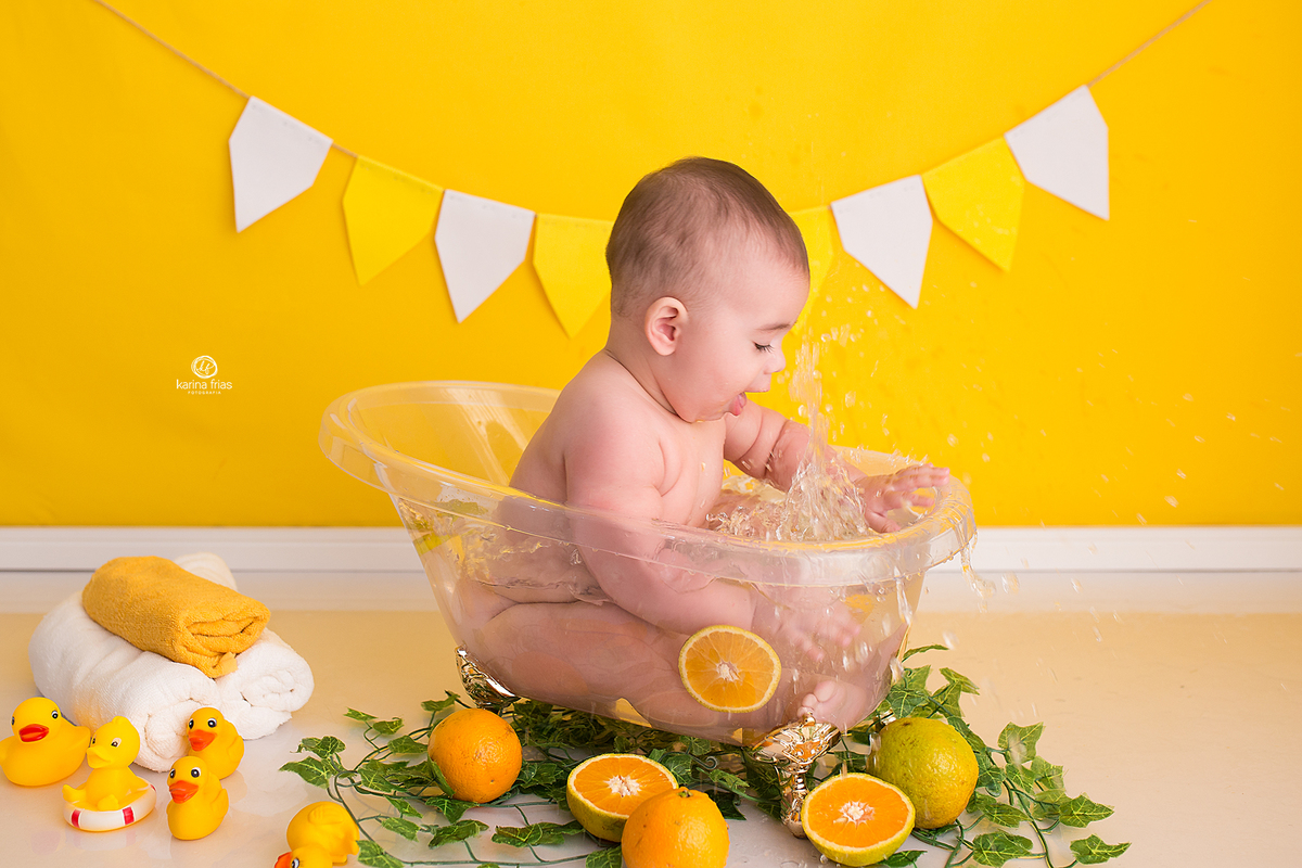 no ensaio da banheira o bebe joga a agua pra fora.