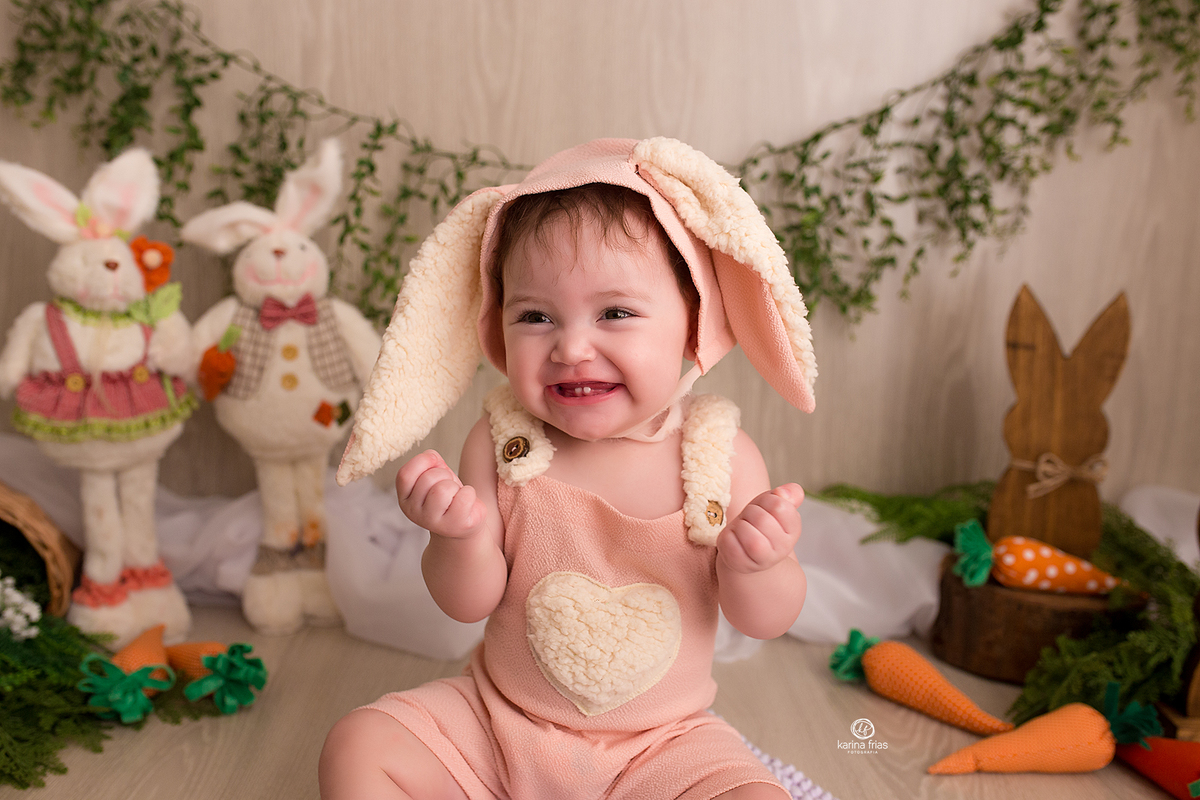 a menina sorri durante ensaio de pascoa