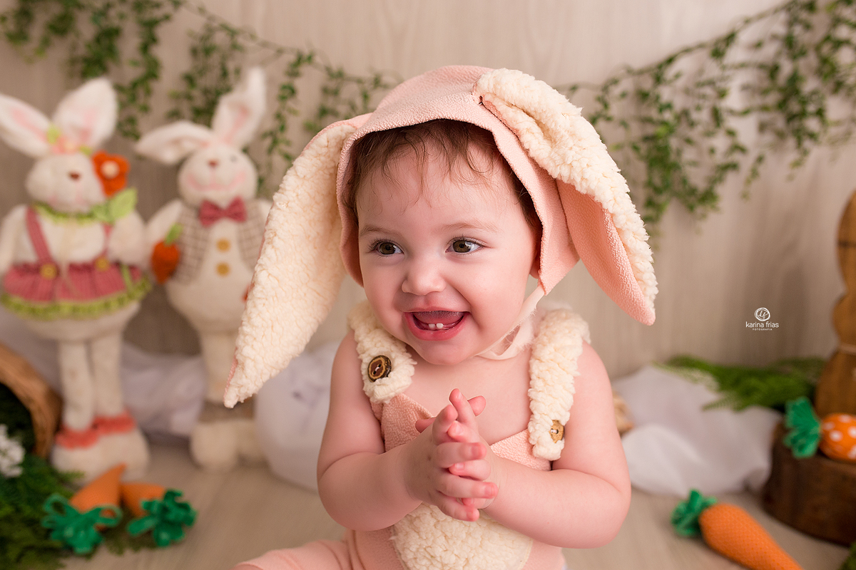 a menina bate palmas na sessão de pascoa