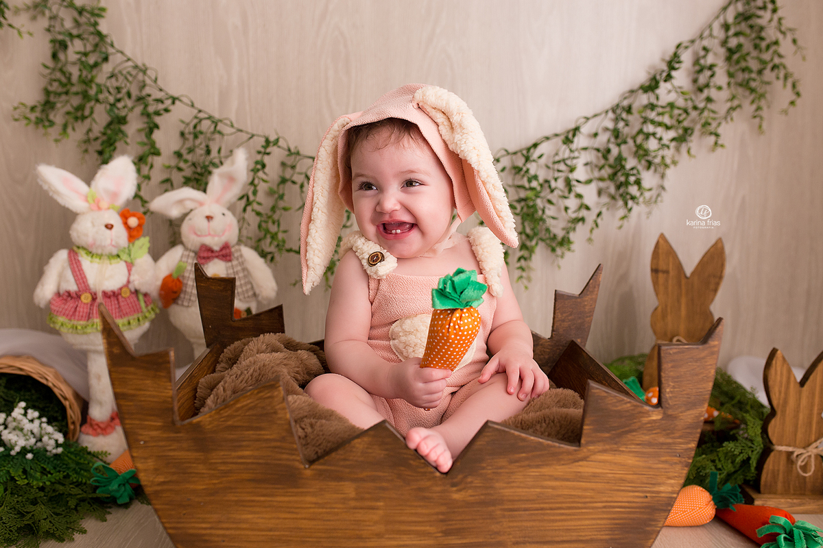 a menina esta sentada dentro do ovo