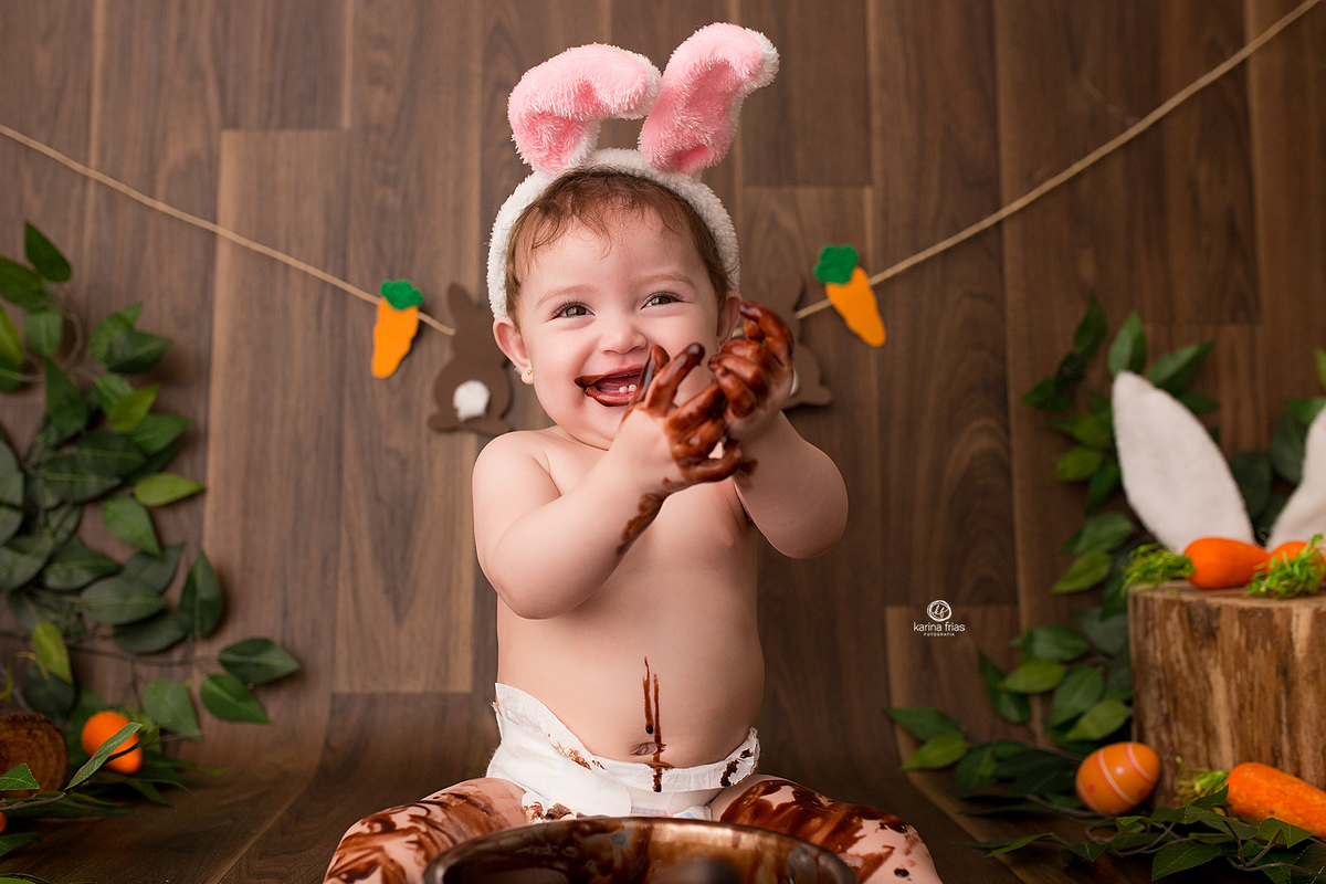 a menina se lambuza de chocolate para as fotos de pascoa em caxias do sul-rs