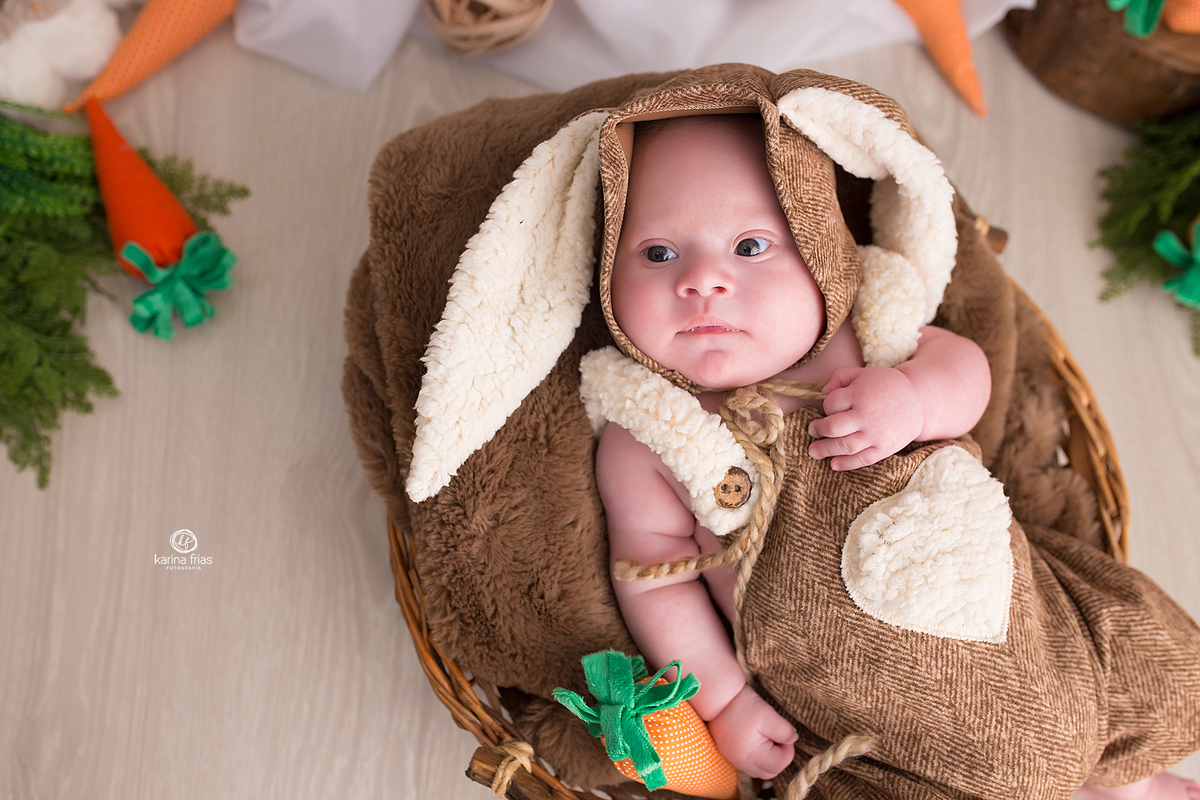 o menino olha para o lado no ensaio de pascoa