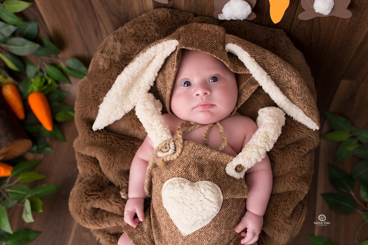 o menino olha para a fotografa de bebes de caxias do sul, karina frias