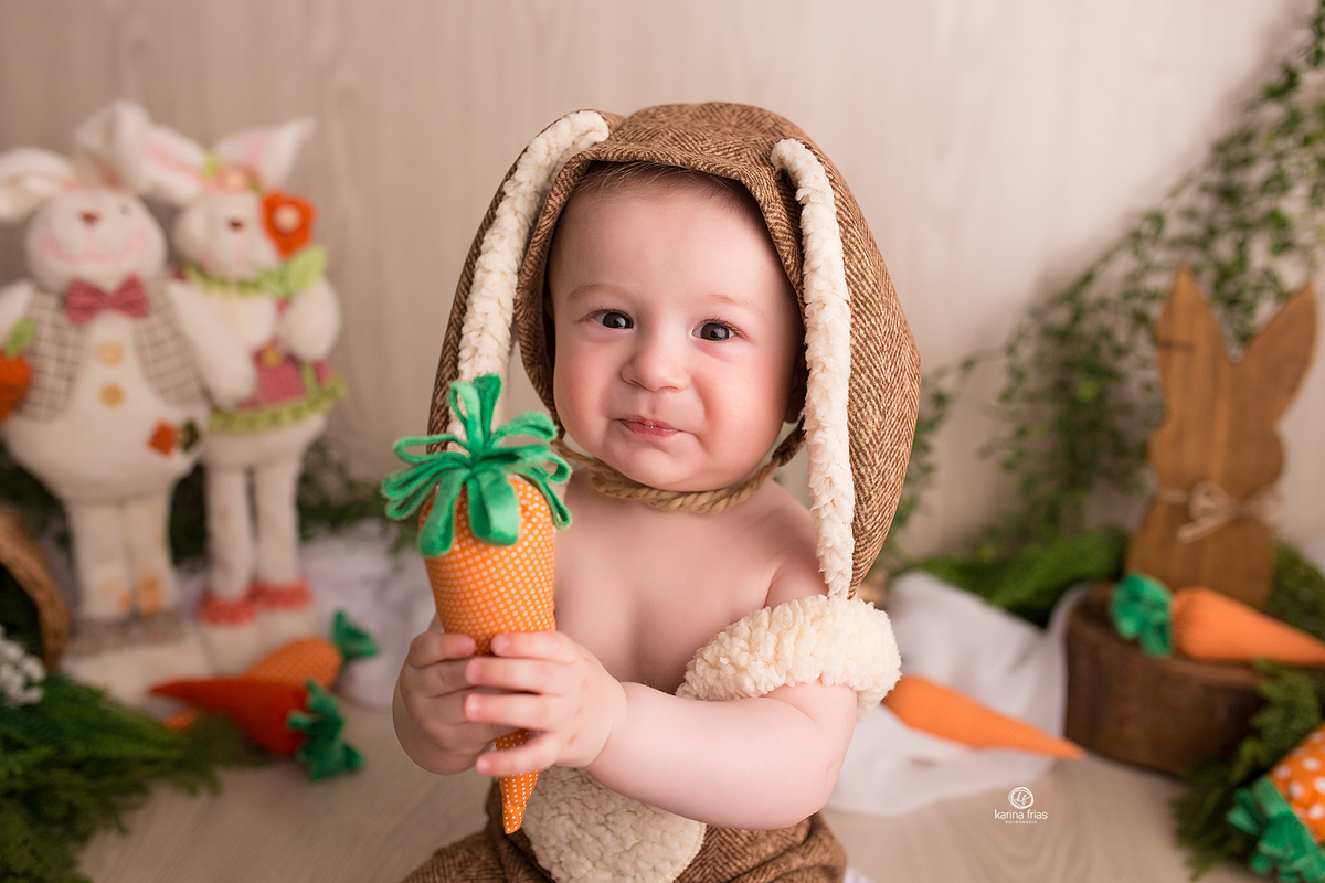O MENINO SEGURA A CENOURA NO ENSAIO DE PASCOA INFANTIL