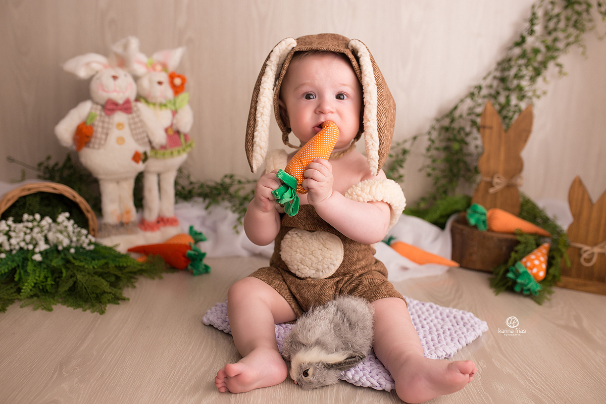 o bebe morde a cenoura na sessão de fotos