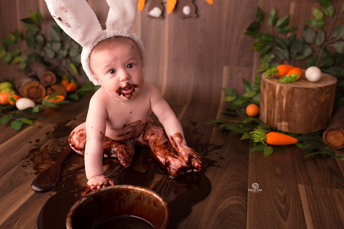 o menino derruba o chocolate no ensaio de pascoa