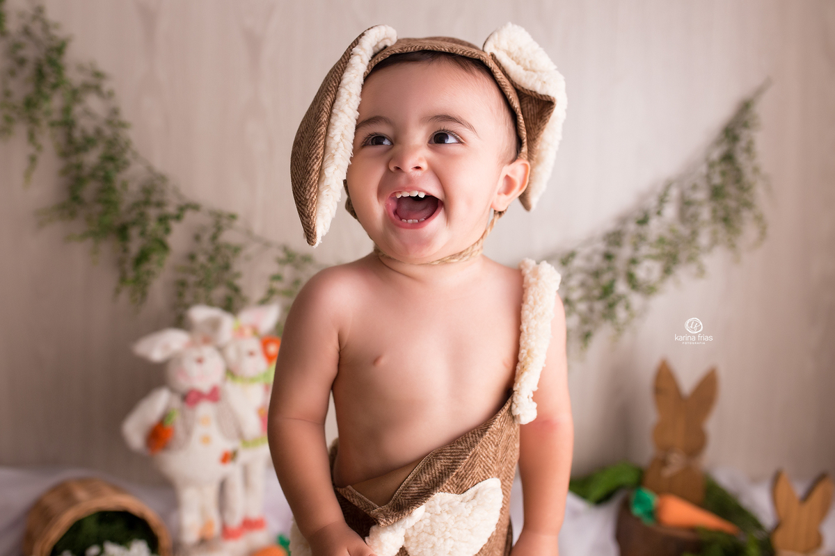 o menino se diverte na sessão de pascoa