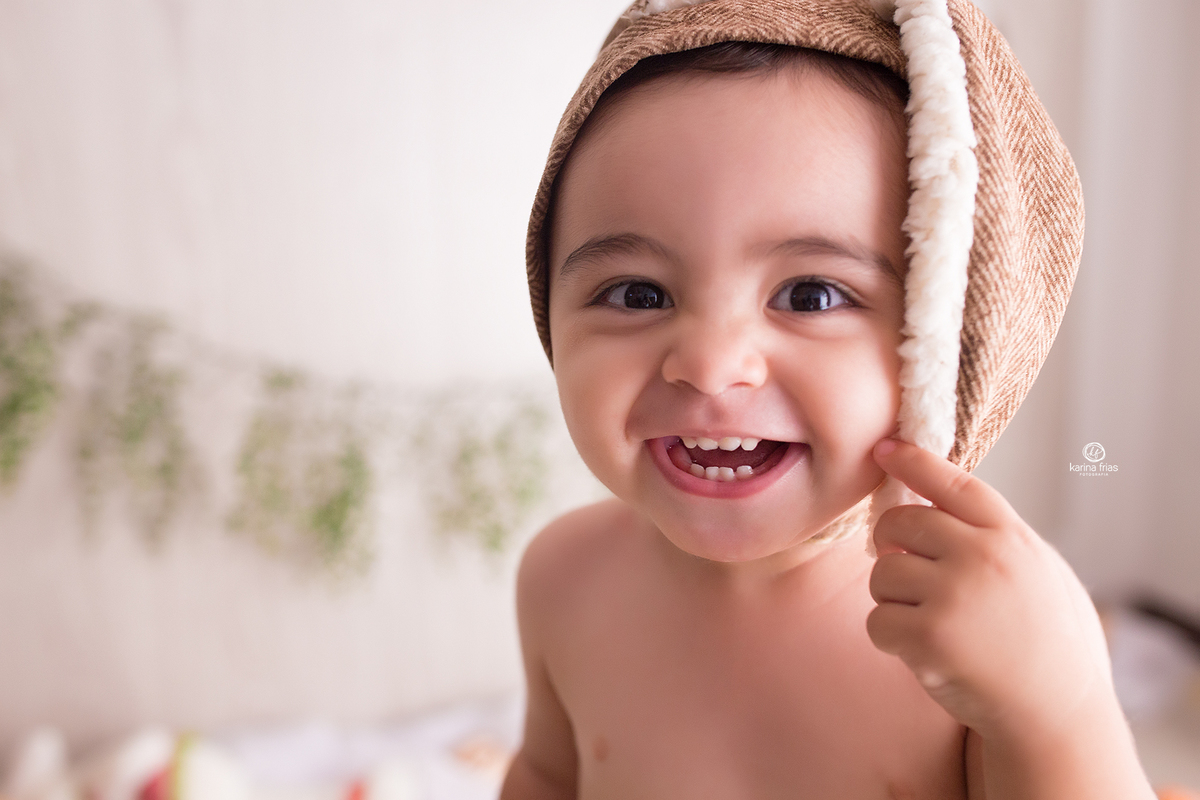 o menino esta sorrindo durante ensaio