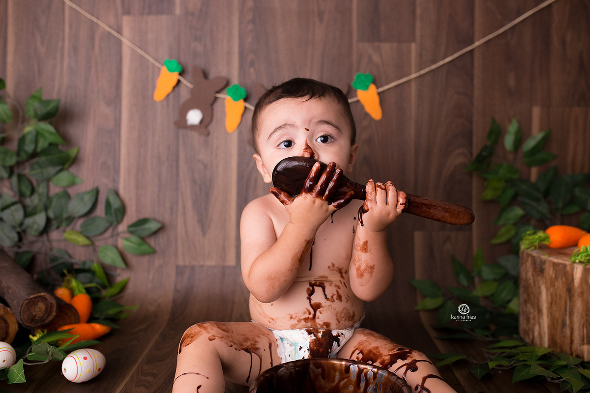 na sessão de pascoa 2021 o bebe poe a colher na boca