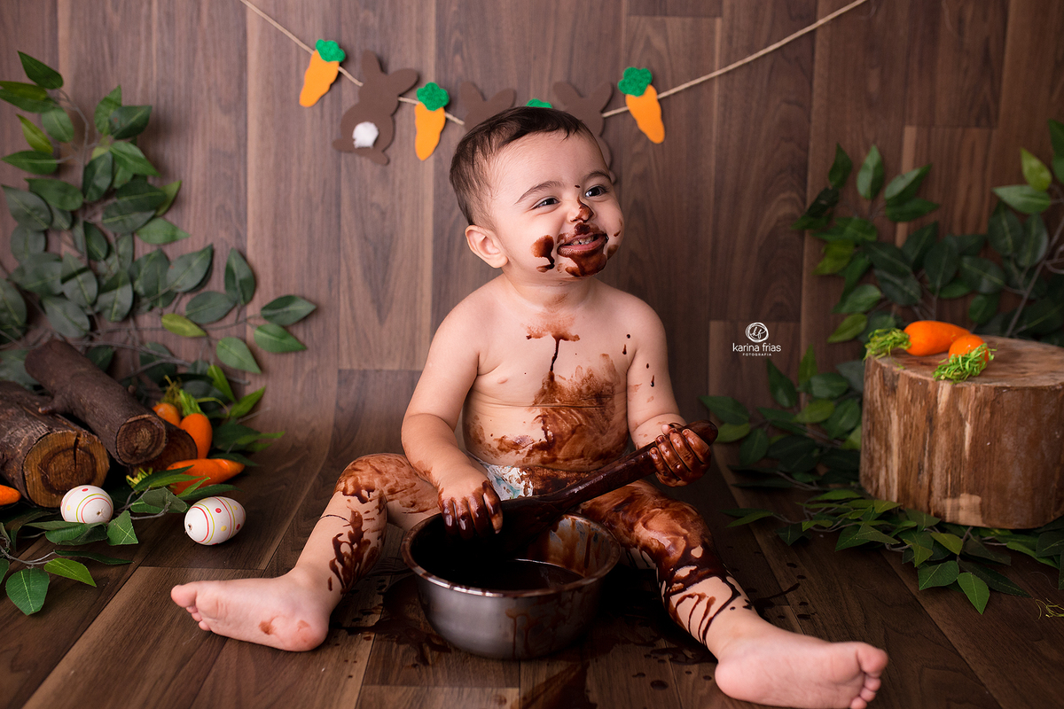 o menino sorri para a mae no ensaio de pascoa