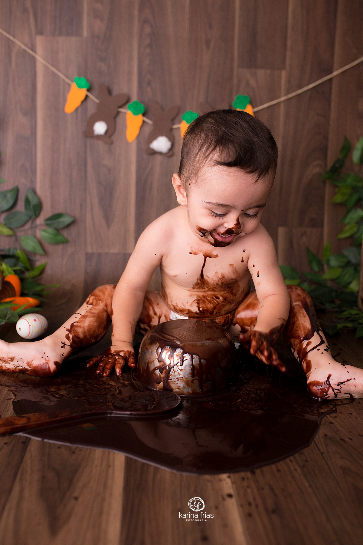 no ensaio de pascoa 2021 em caxias do sul, a criança se lambuza