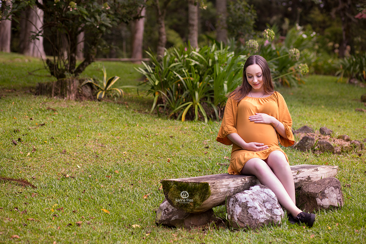 A GESTANTE OLHA PARA A BARRIGA DURANTE ENSAIO