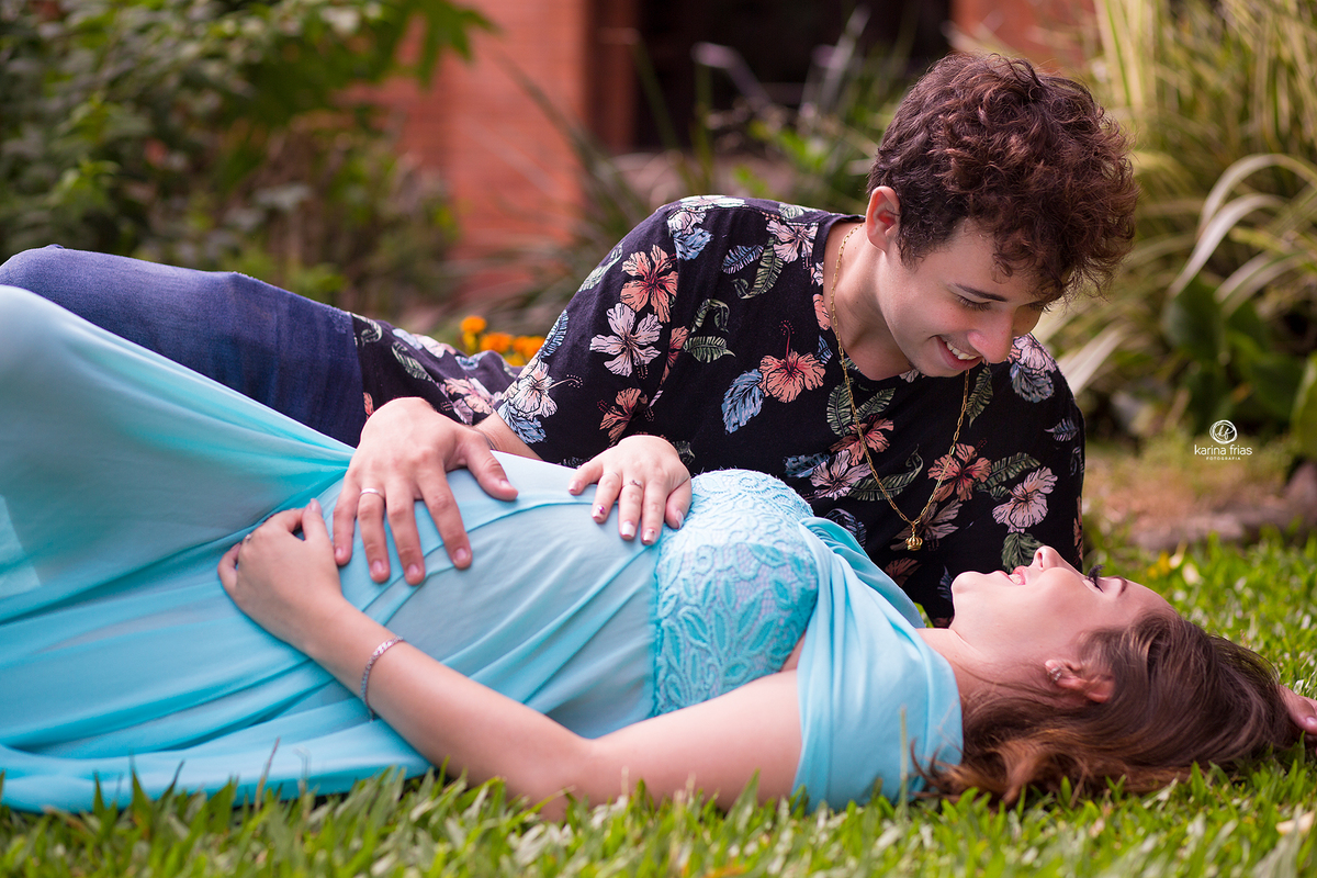 os pais brincam durante a sessão de gestante