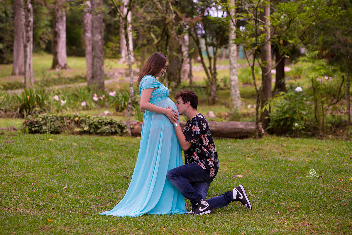 o pai beija a barriga da gestante e a fotografa de caxias do sul, karina frias, registra o momento