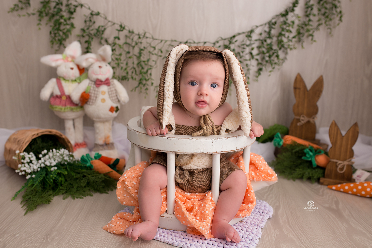 o menino olha para a fotografa de bebes de caxias do sul, karina frias
