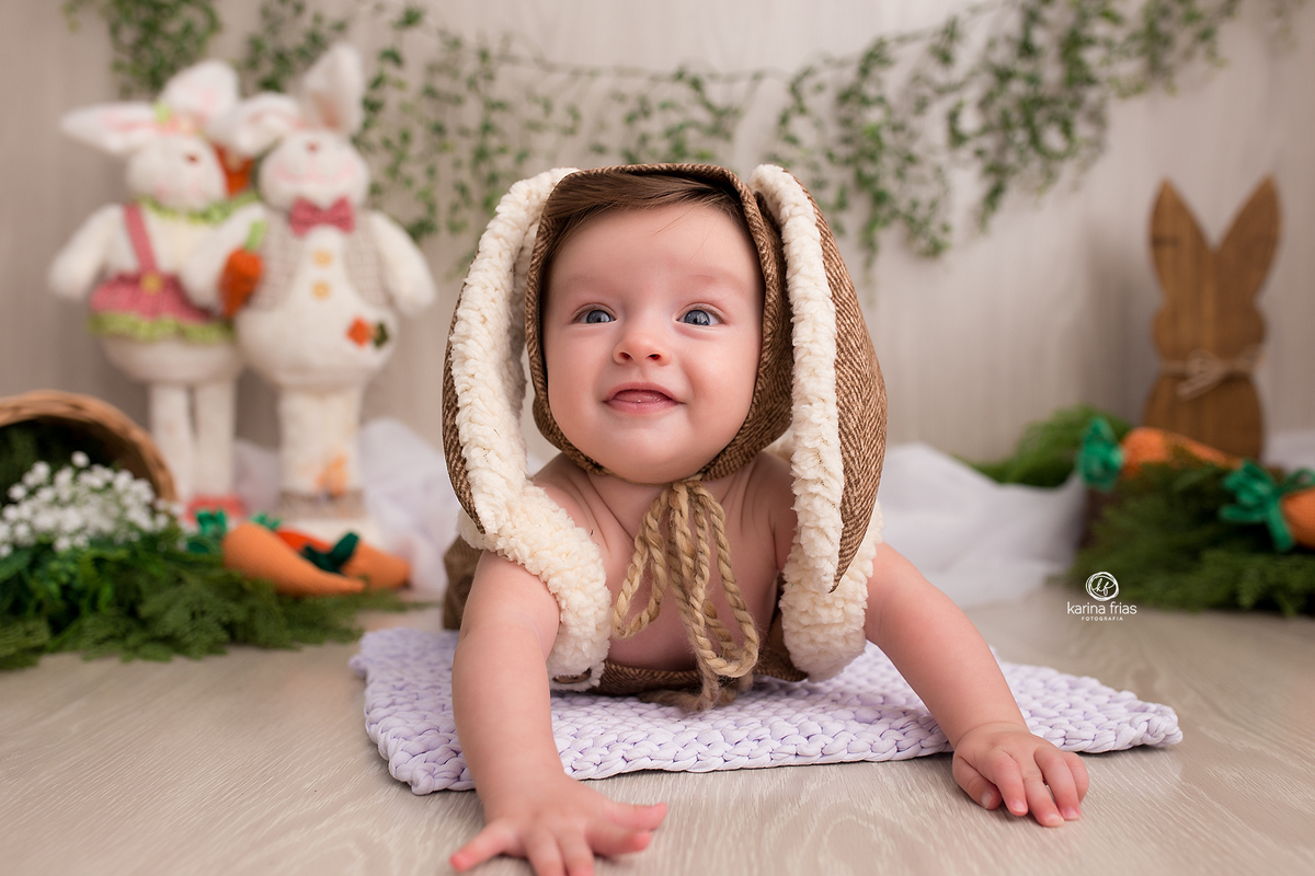 no menino esta de bruços para as fotos infantis