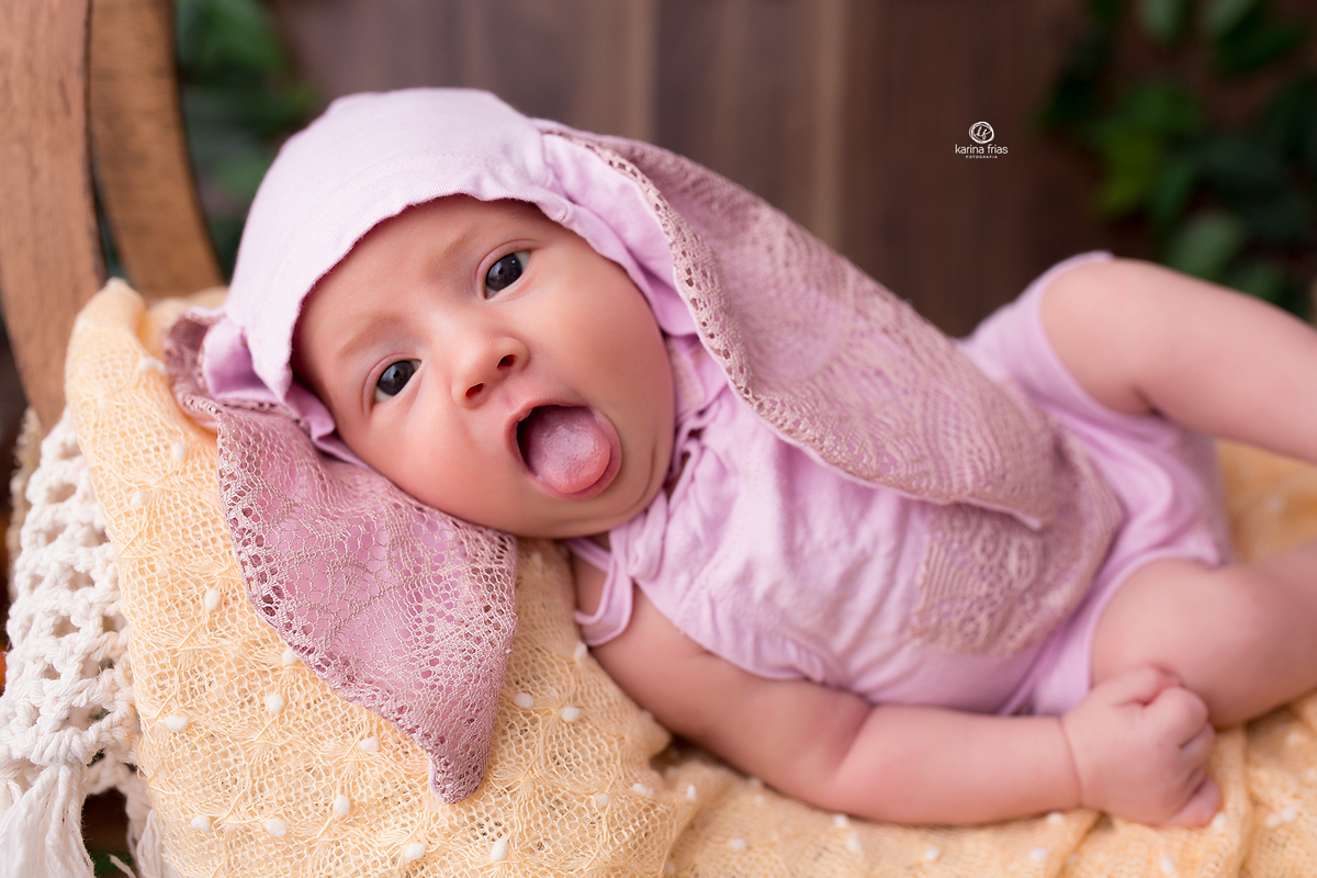 a menina mostra a lingua para a fotografa de bebes de caxias do sul, karina frias