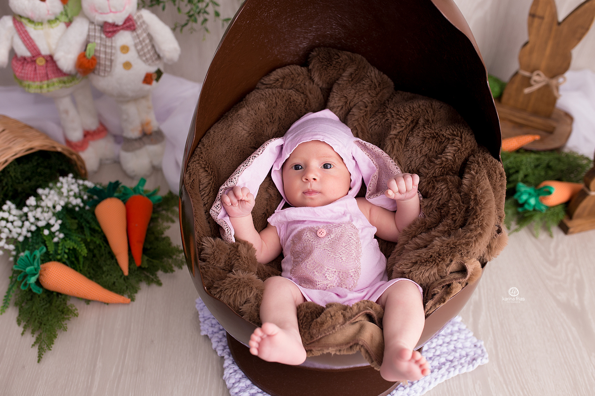a menina esta dentro de um ovo gigante 