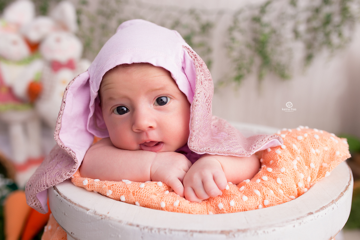 no acompanhamento mensal a bebe olha para a fotografa de bebes de caxias do sul-rs