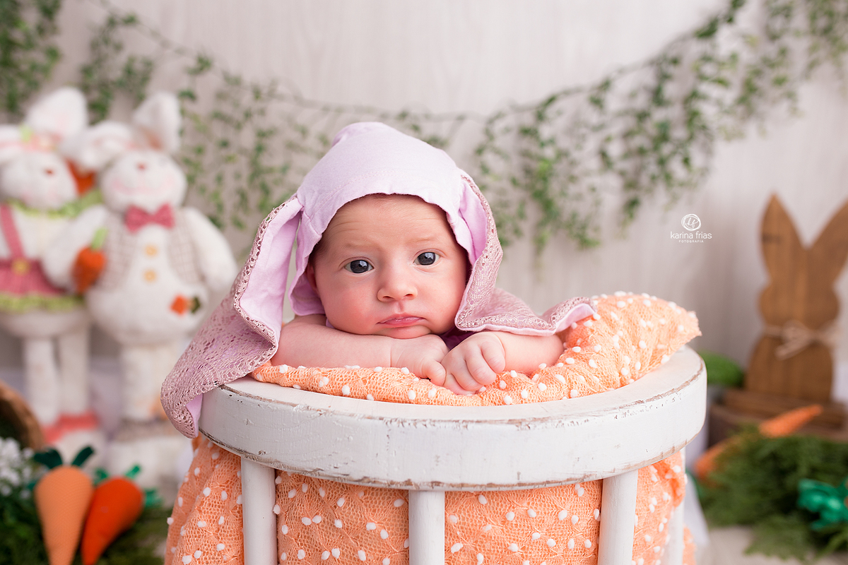 usamos o cenario de pascoa para as fotos mensais desta bebe