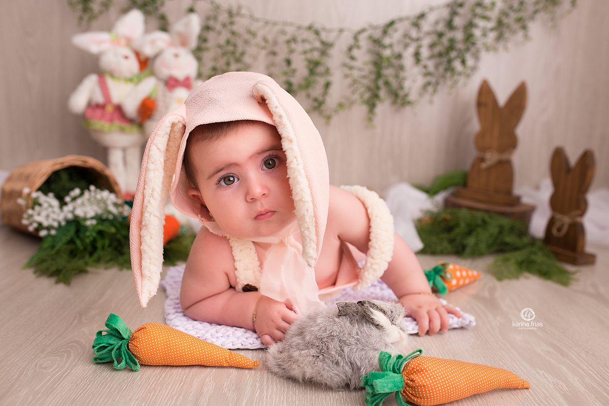 a menina esta deitada no cenario de pascoa