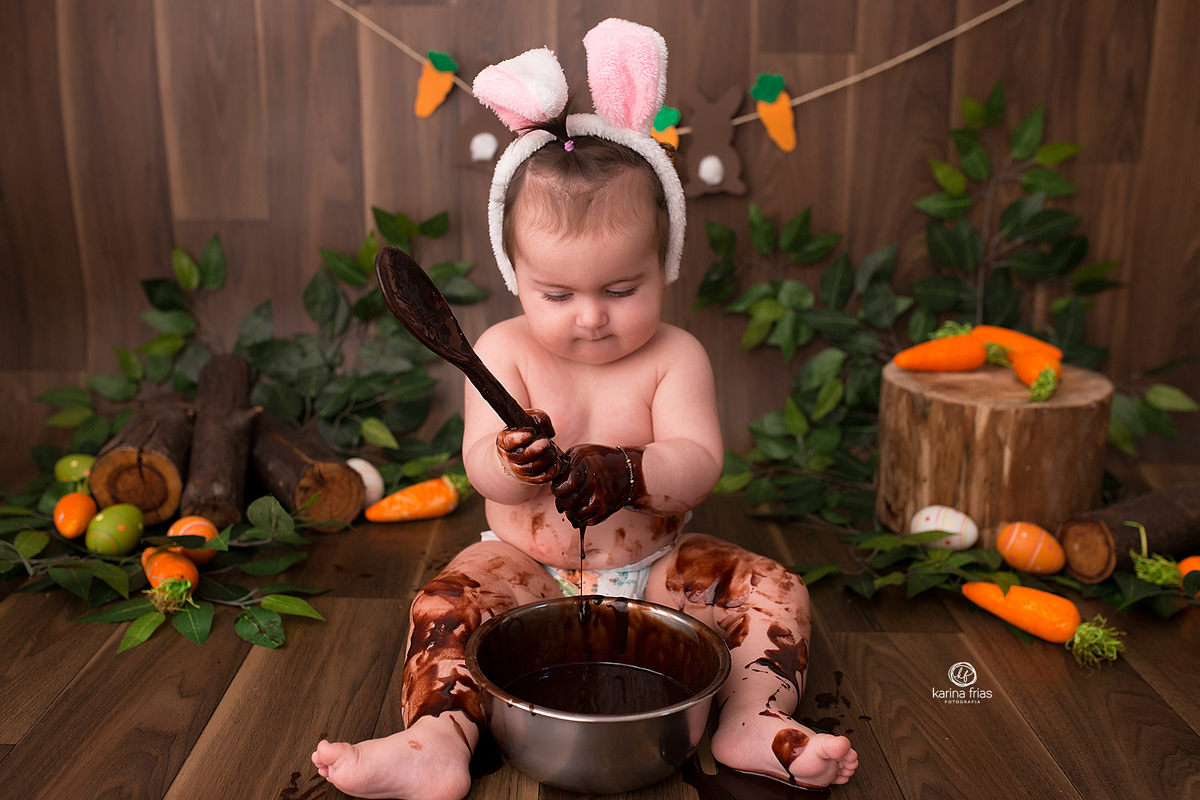 no ensaio de pascoa 2021 a bebe mexe no chocolate