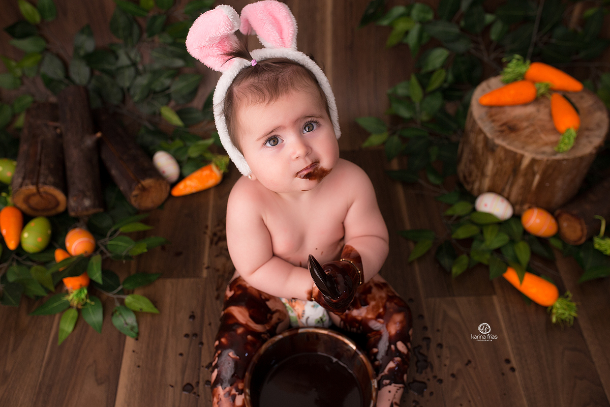 a menina se lambuza no ensaio de pascoa