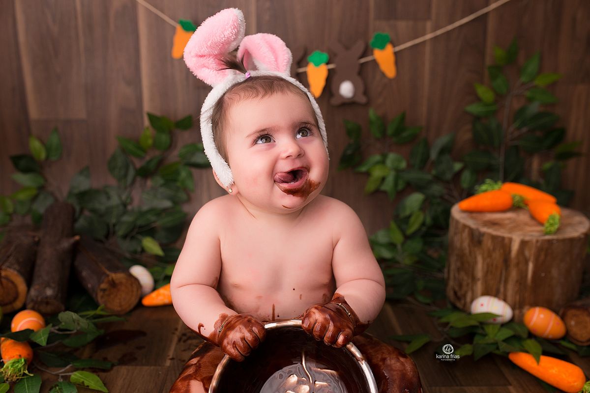 a bebe sorri enquanto a fotografa de caxias do sul, karina frias, registra o momento