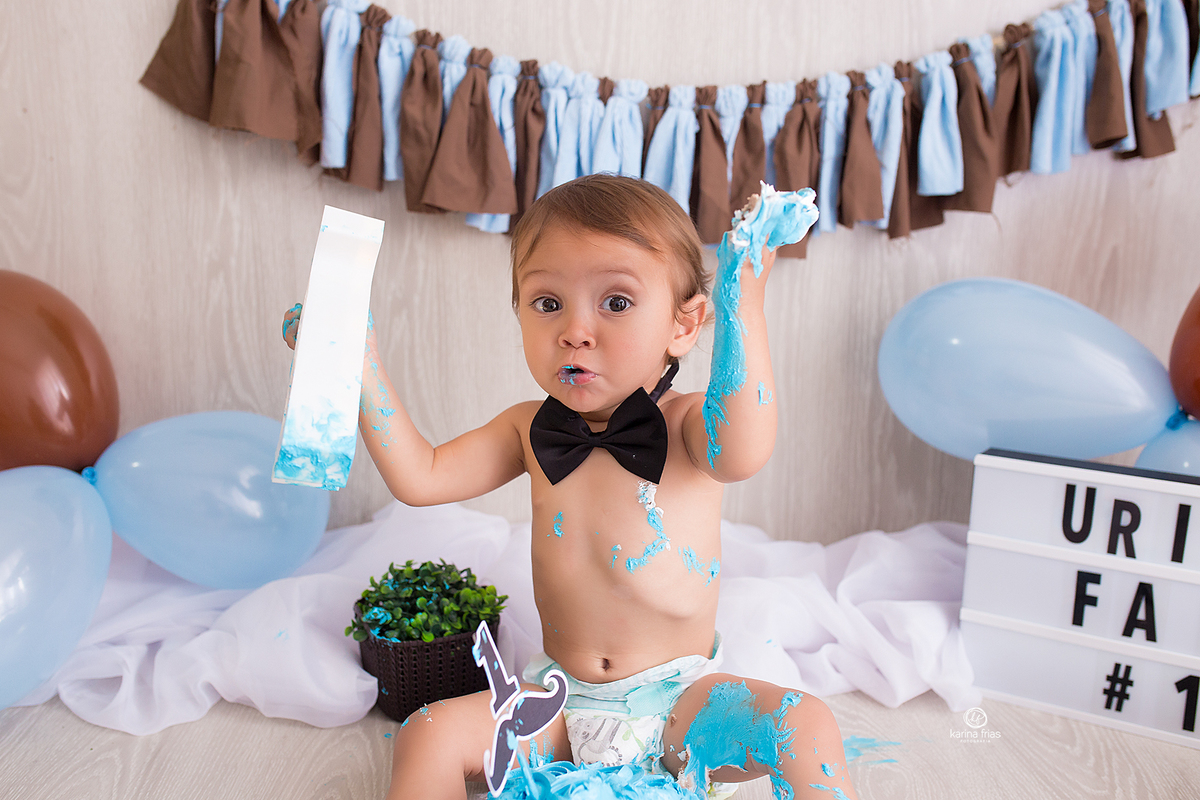 o bebe mostra a mao suja durante ensaio