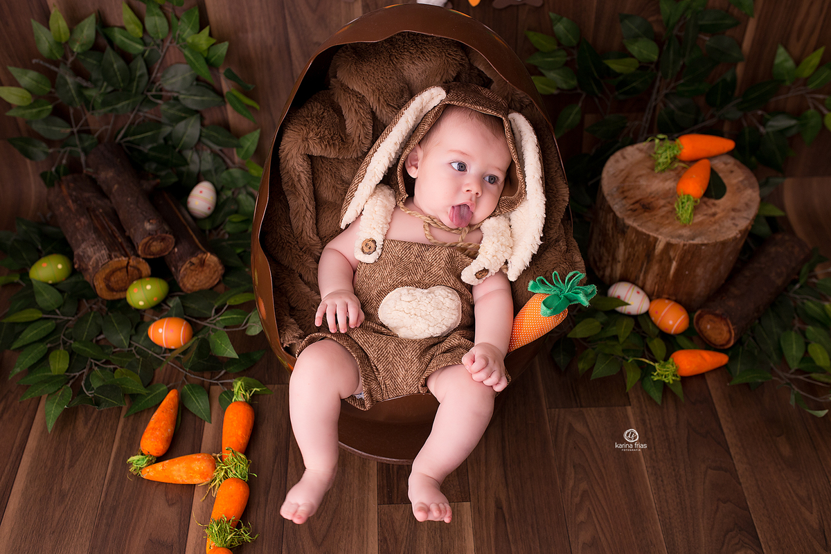 o menino esta dentro do ovo para as fotos de pascoa 2021