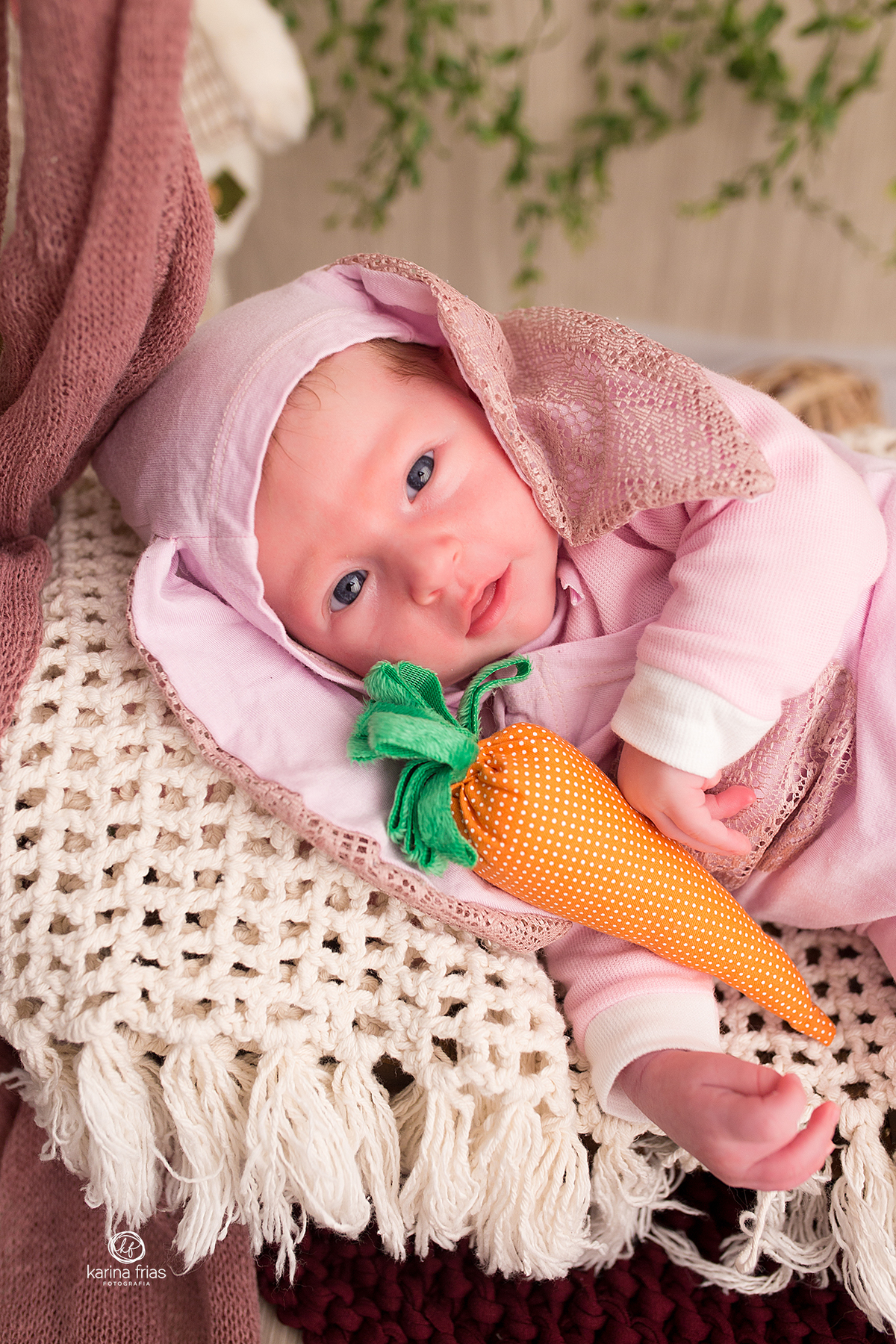 a menina esta abraçada na cenoura para as fotos de pascoa 2021