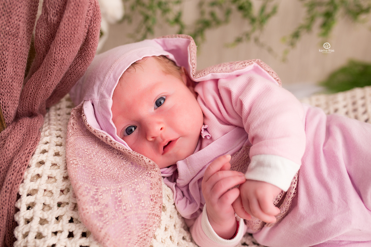 no ensaio infantil a menina olha para a fotografa de familia, karina frias