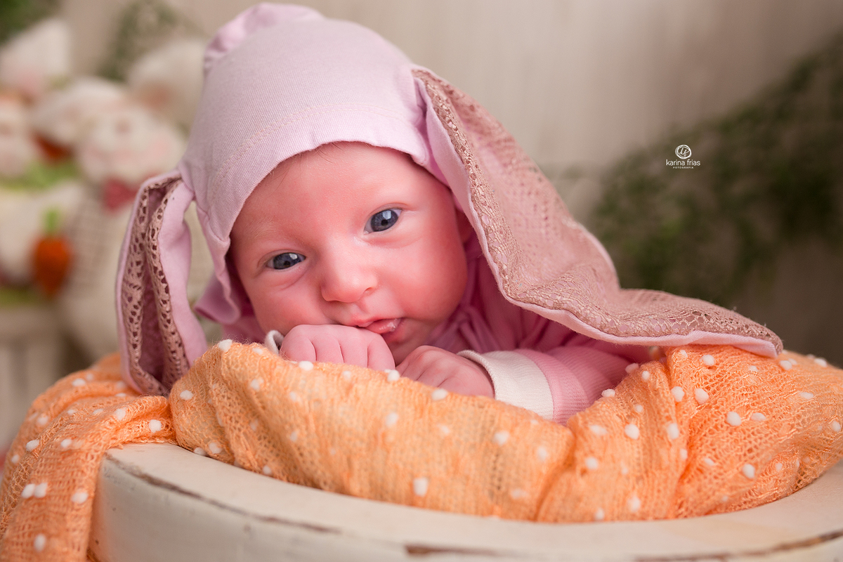 a bebe esta posando para as fotos de acompanhamento mensal