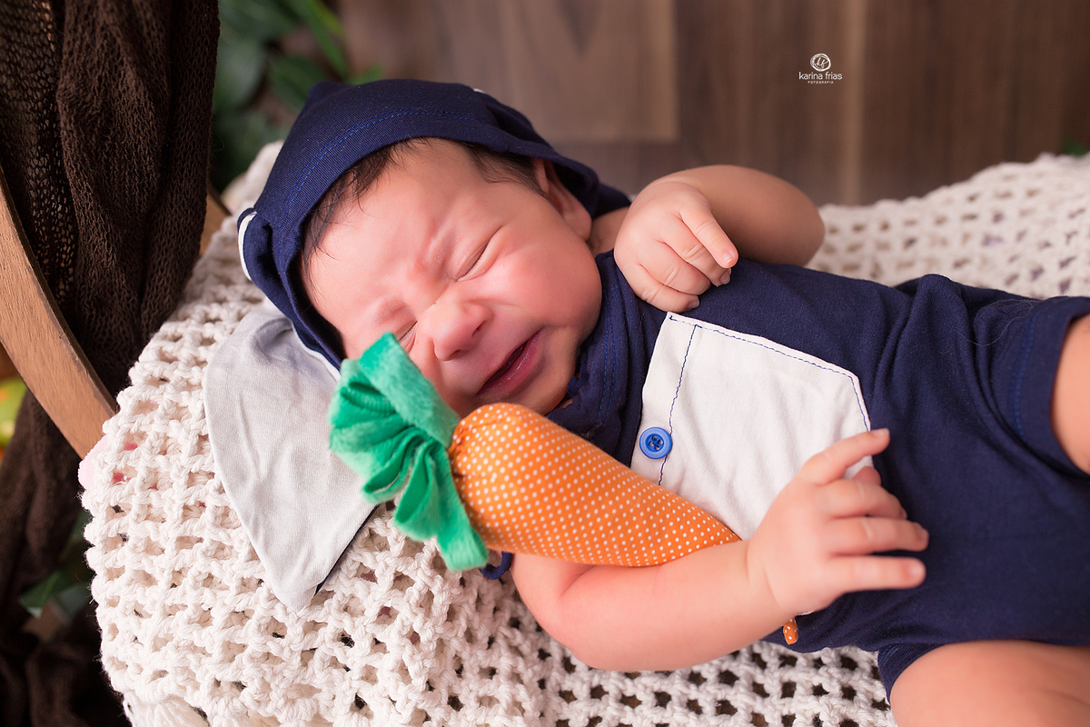 o menino chora durante a sessão em estudio