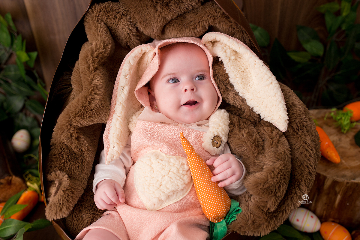 a menina esta vestida de coelhinha para as fotos de acompanhamento mensal 