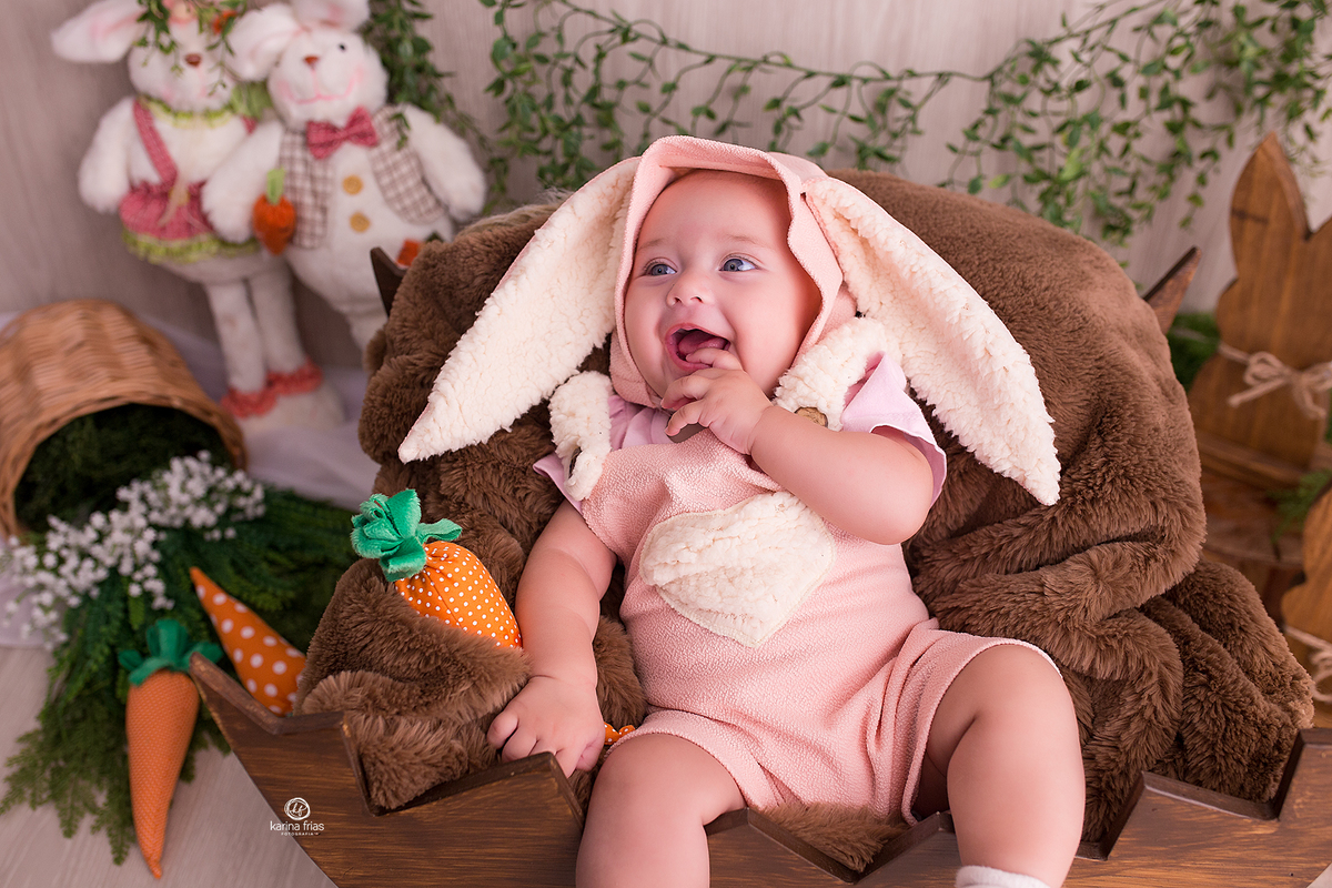 a bebe sorri durante as fotos do acompanhamento mensal