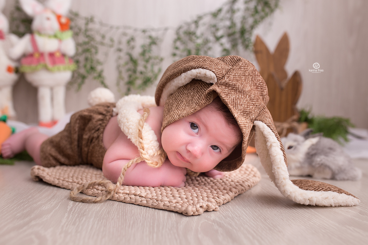 o bebe esta de bruços na sessão de acompanhamento mensal