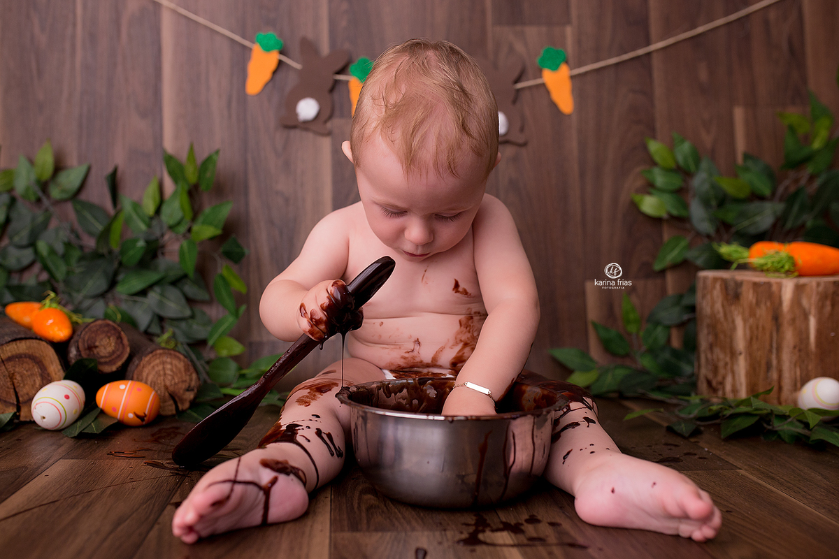 o menino mexe no chocolate na sessão de pascoa