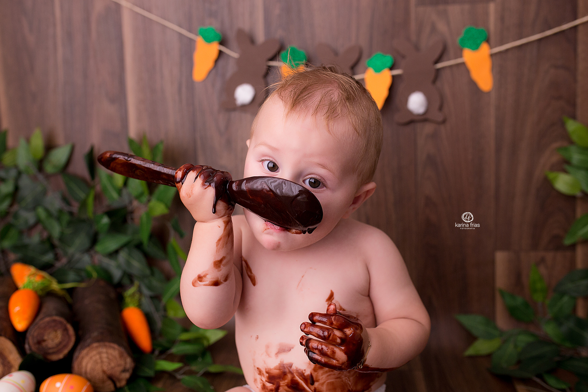 a criança come o chocolate