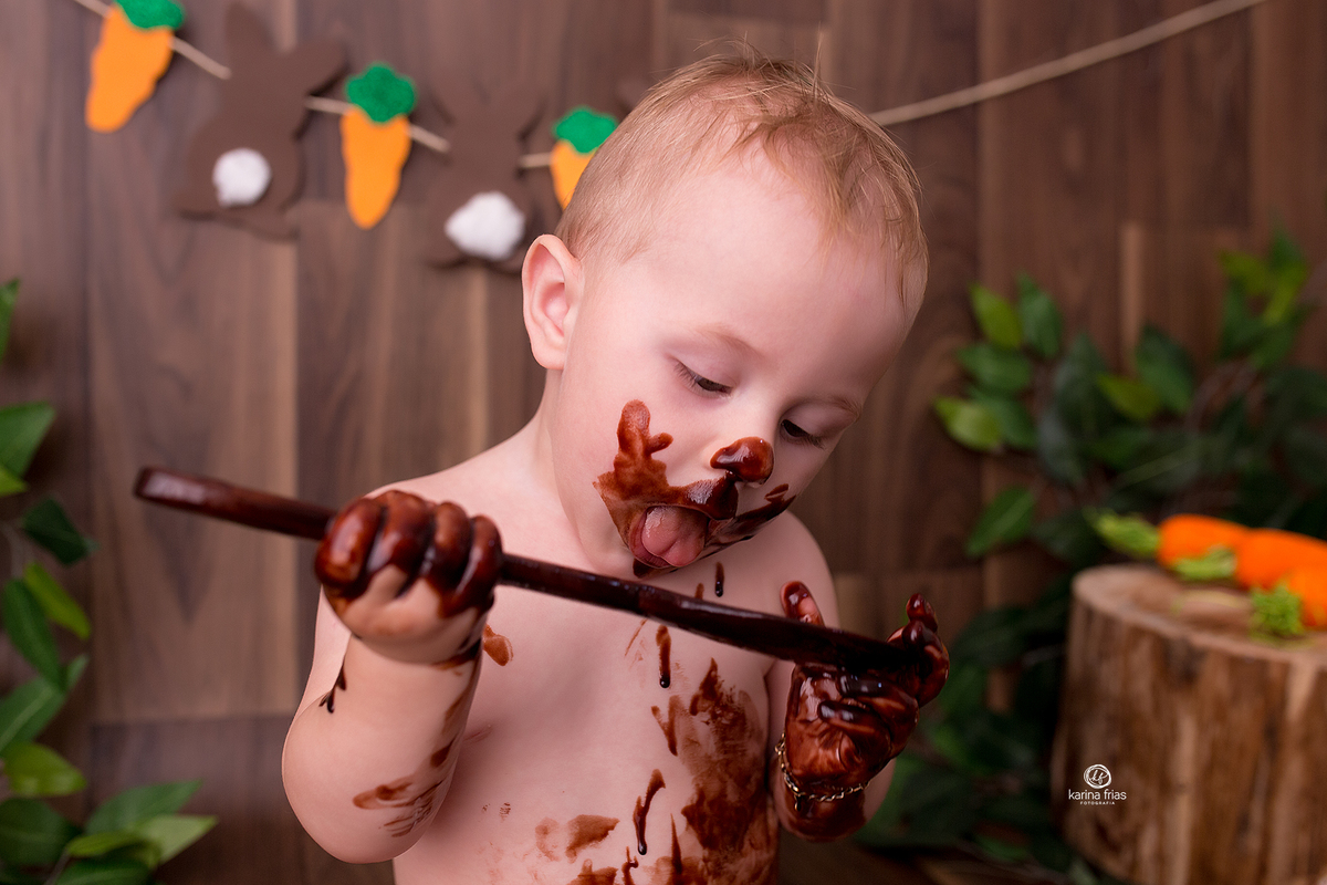 o bebe poe a lingua na colher cheia de chocolate