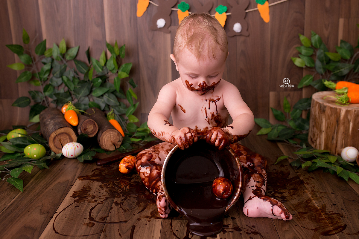 o bebe derruba o pote de chocolate na sessão de pascoa 2021