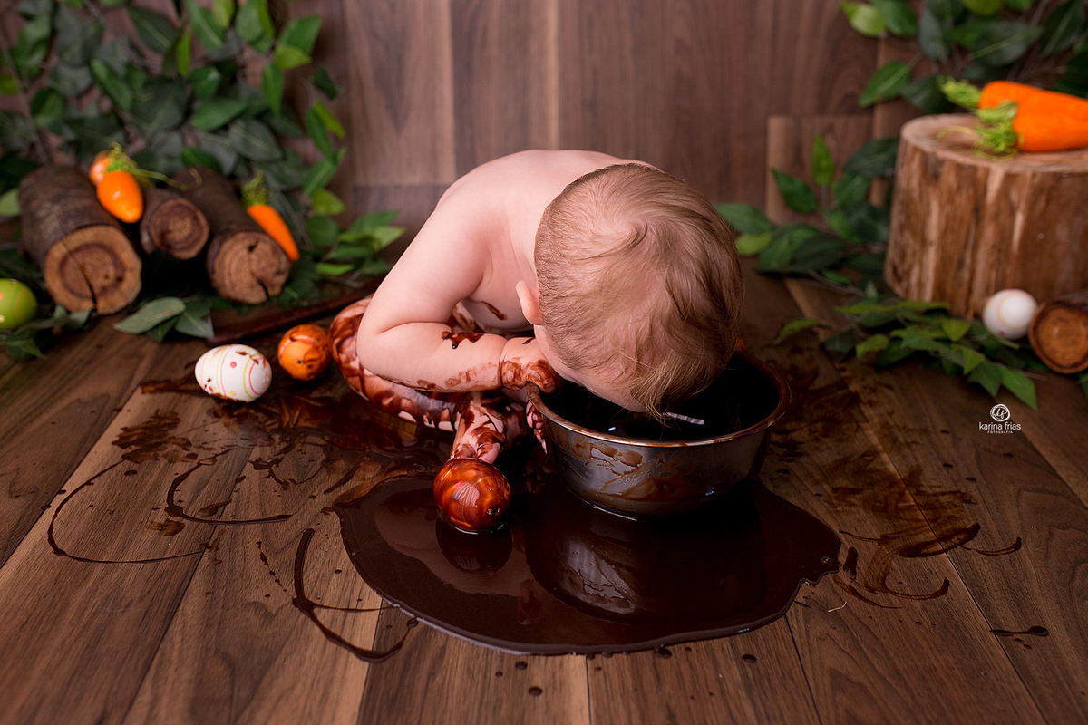 a criança quase entra no pote de chocolate