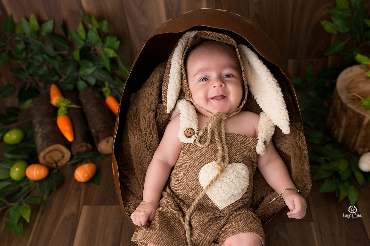 o menino esta vestido de coelho para as fotos de pascoa 2021