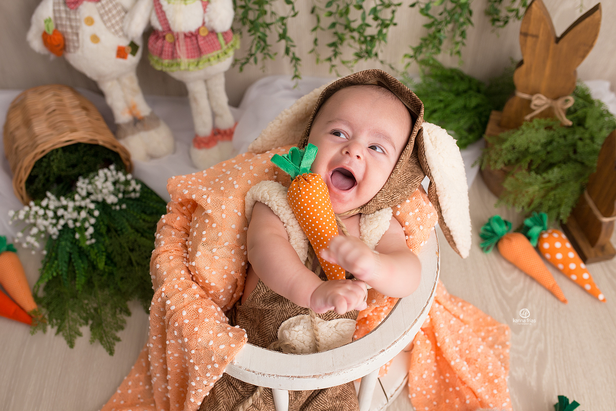 no ensaio infantil em caxias do sul, o bebe sorri