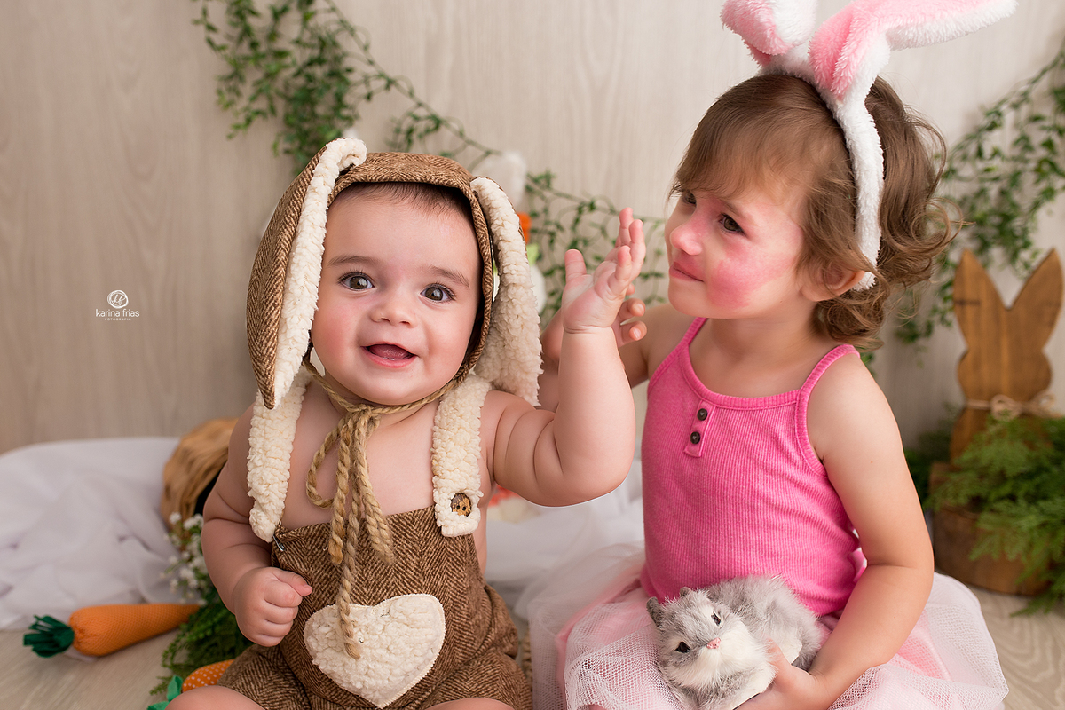 os irmãos brincam no cenario de pascoa