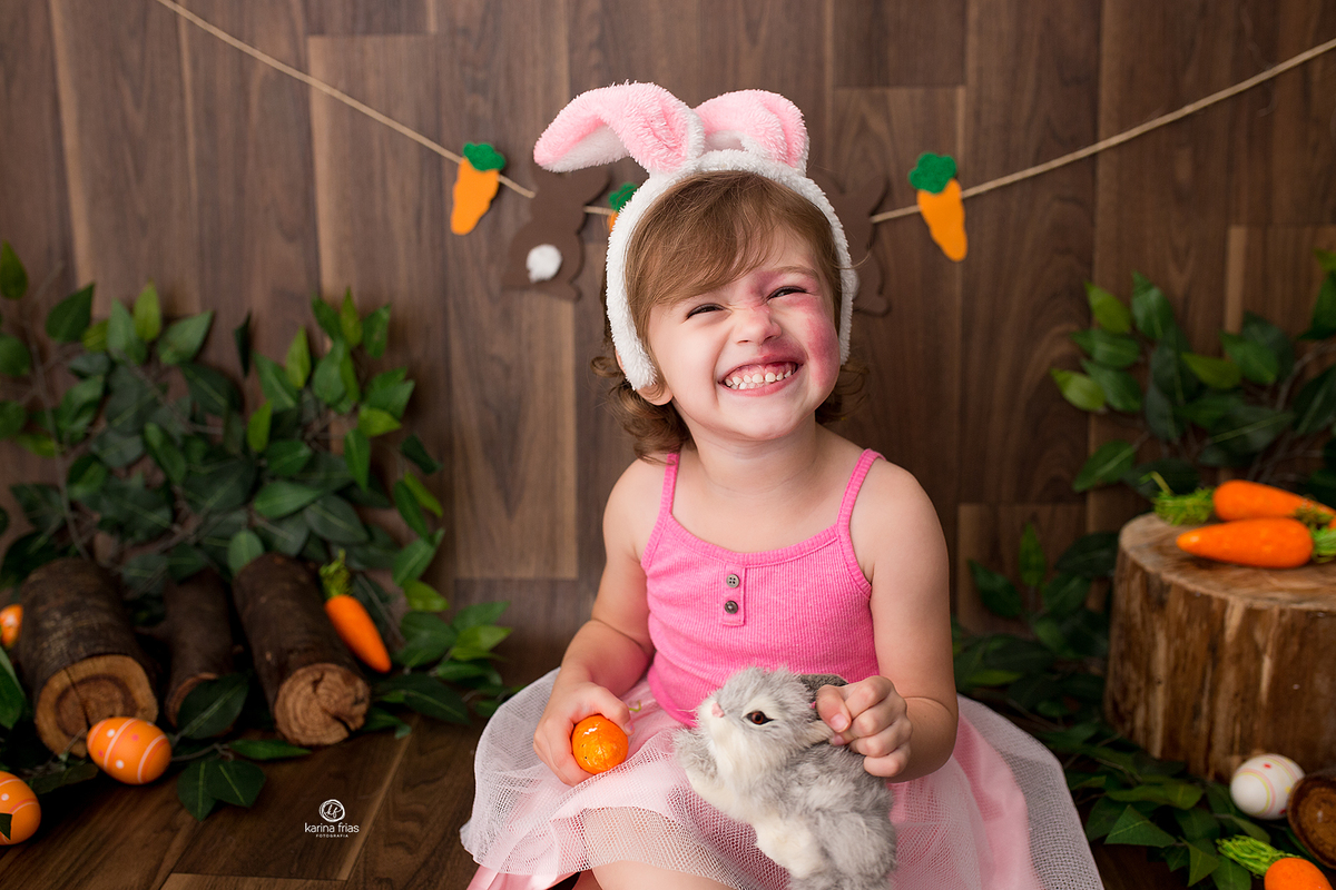 a menina sorri par aa fotografa de crianças de caxias do sul -rs