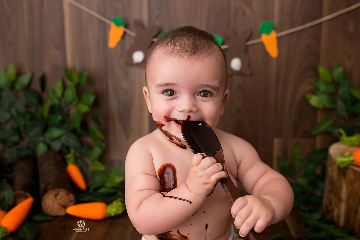 o menino se lambuza com chocolate no ensaio de pascoa