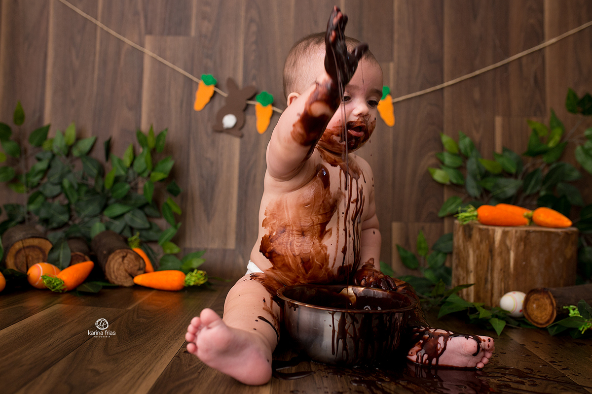 o bebe joga fora o chocolate durante sessão de fotos