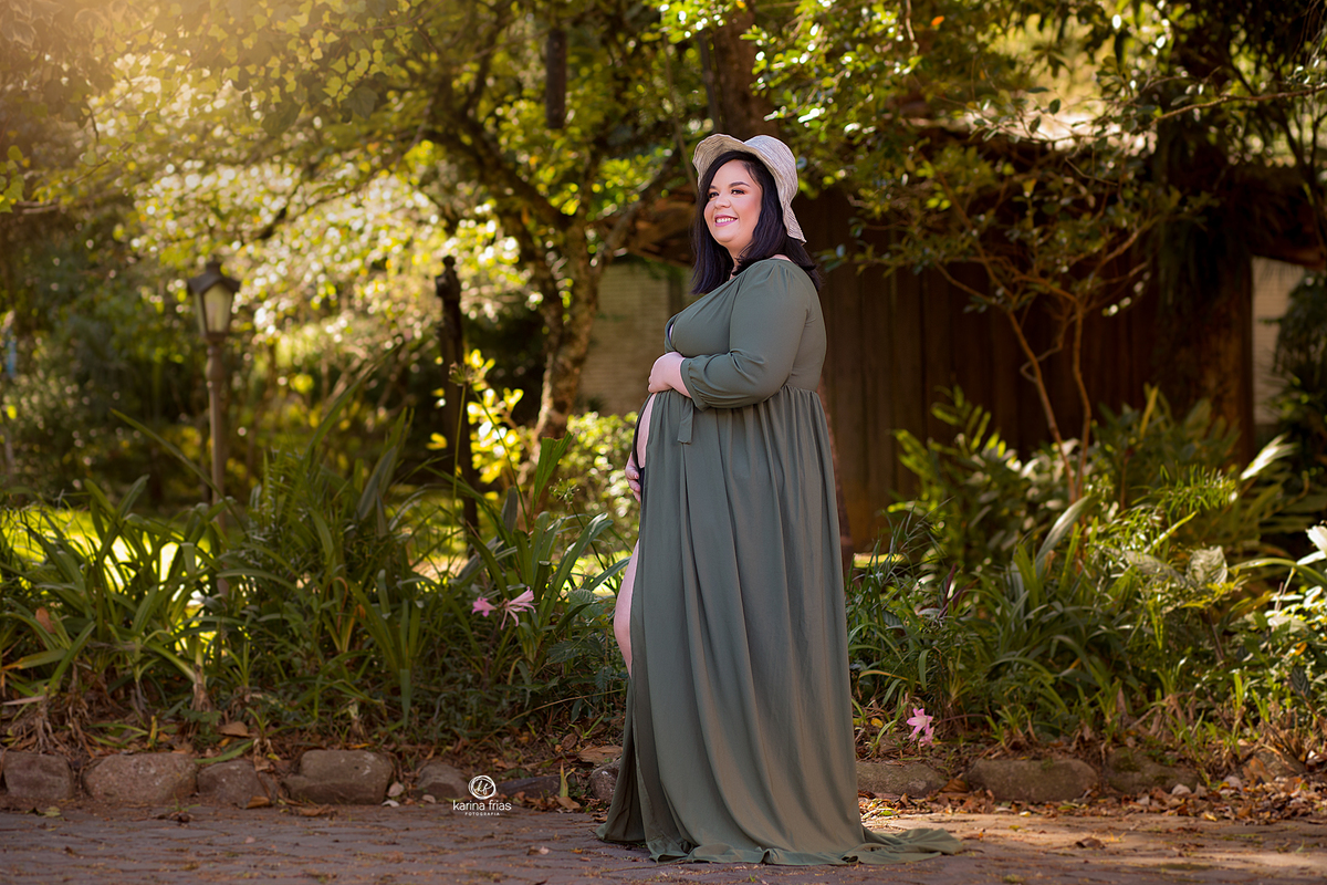 no ensaio externo de gestante a modelo olha para o marido